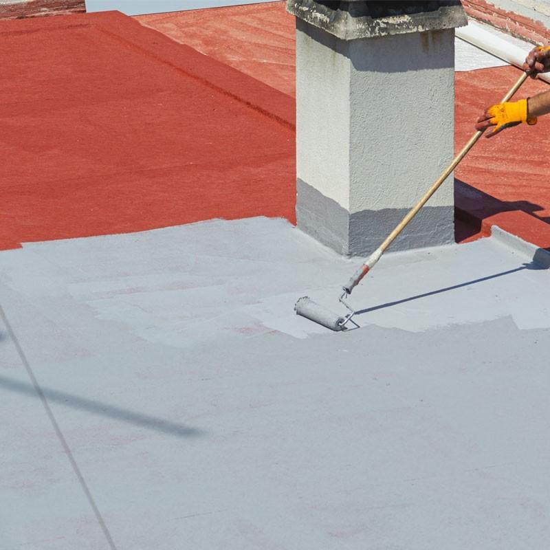 Aplicación de pintura elastomérica gris en techo